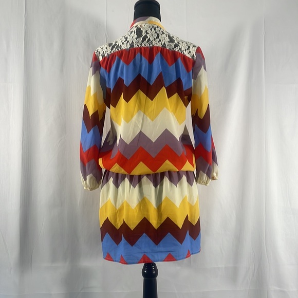 Gianni Bini mini Dress multi colored Chevron Long Sleeve Lace Detail,Medium - Picture 5 of 12